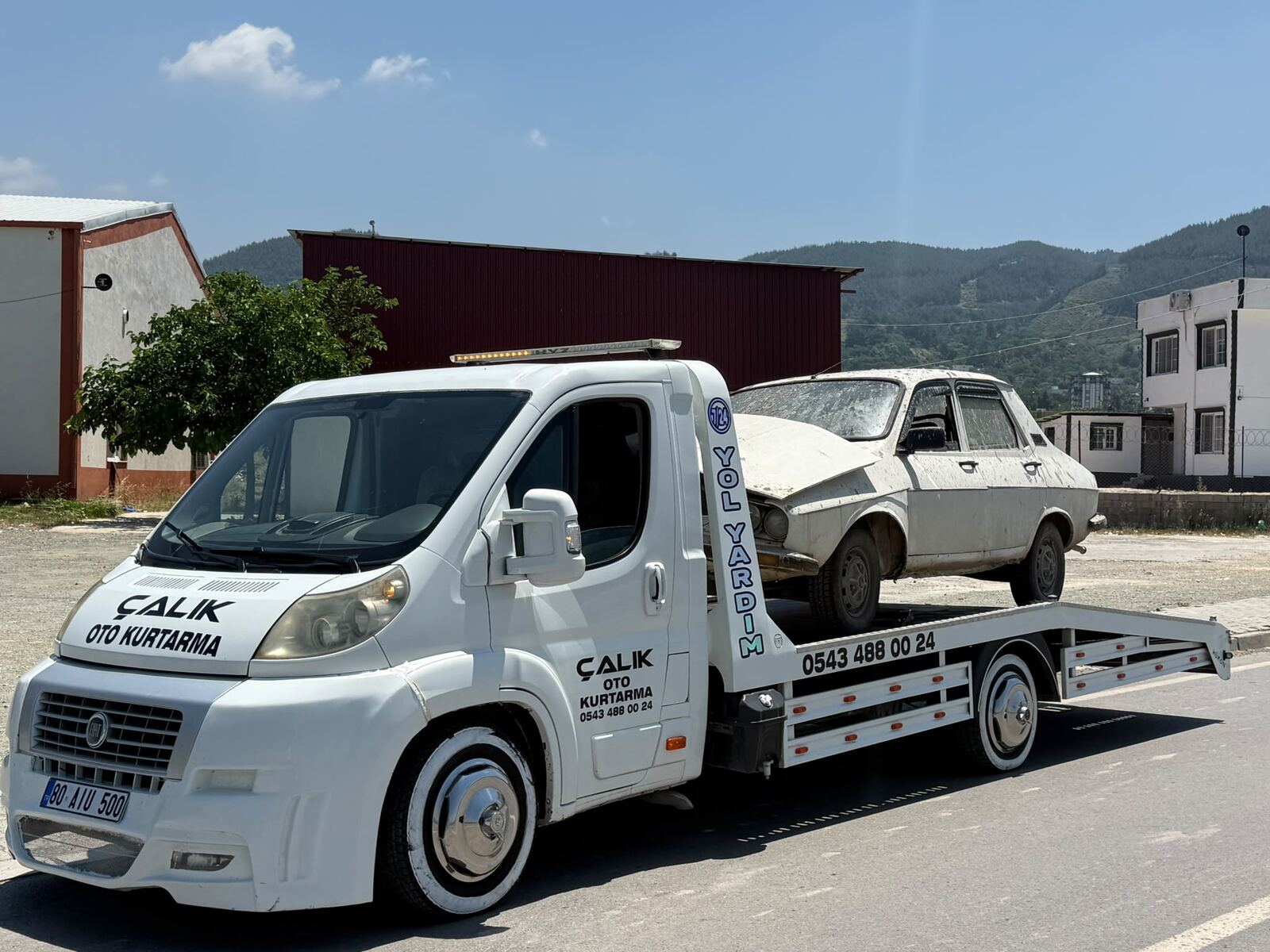 Klasik otomobil platform çekici ile taşınıyor