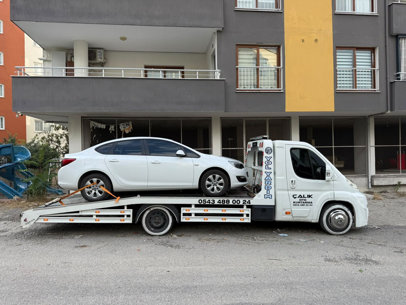 Opel Astra sedan platform çekicide, site önü
