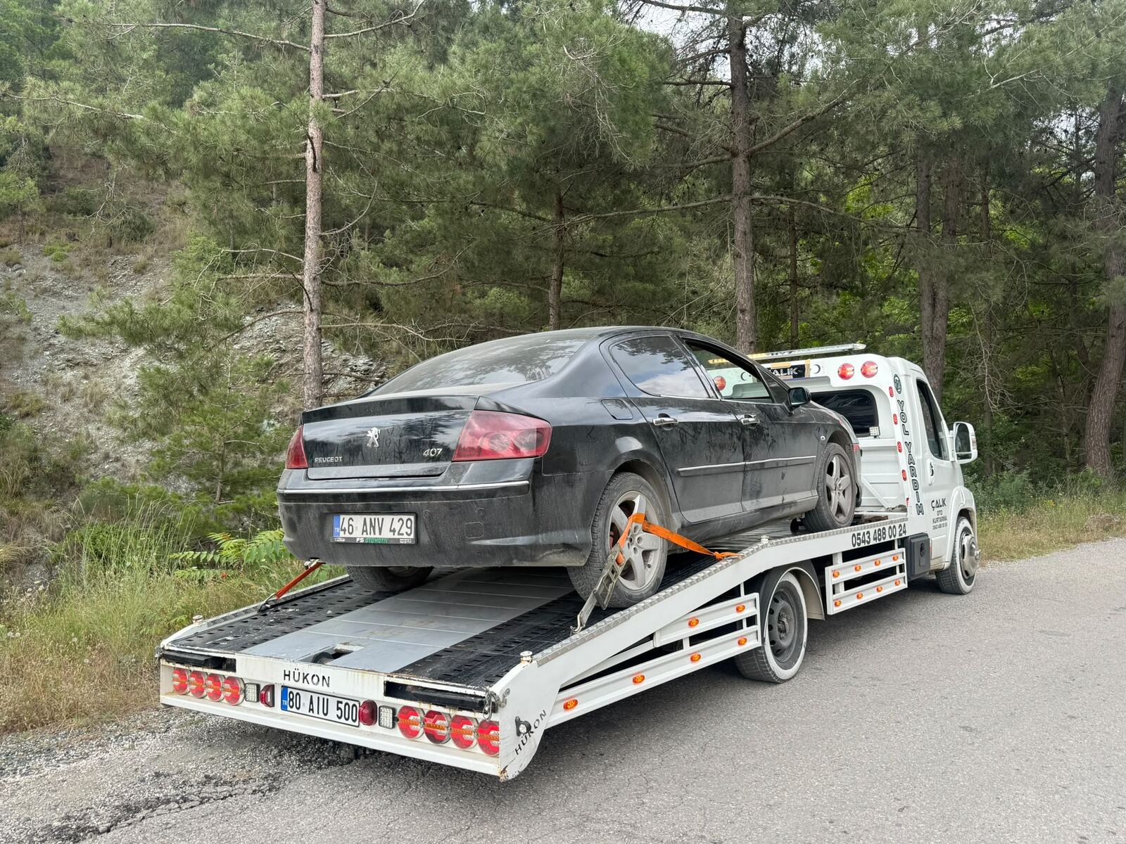 Peugeot 407 orman yolunda platform çekicide