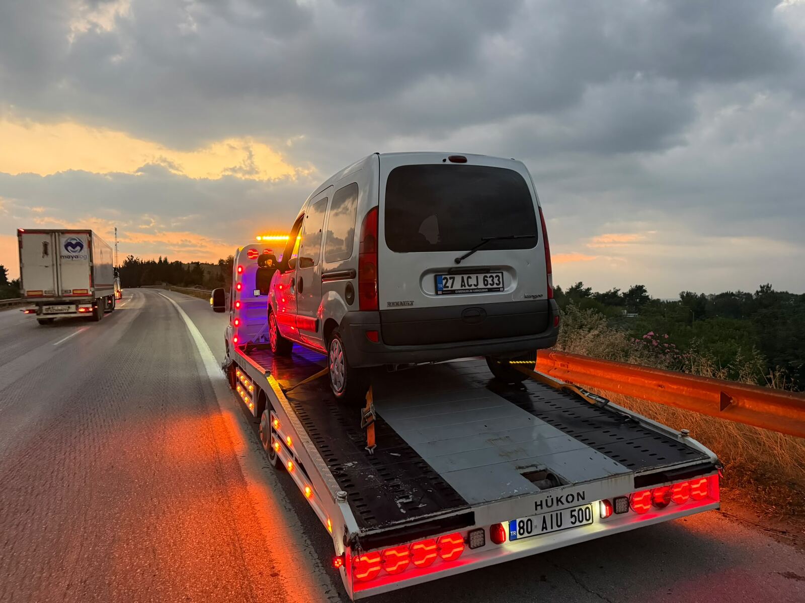 Gün batımında Renault Kangoo taşıma